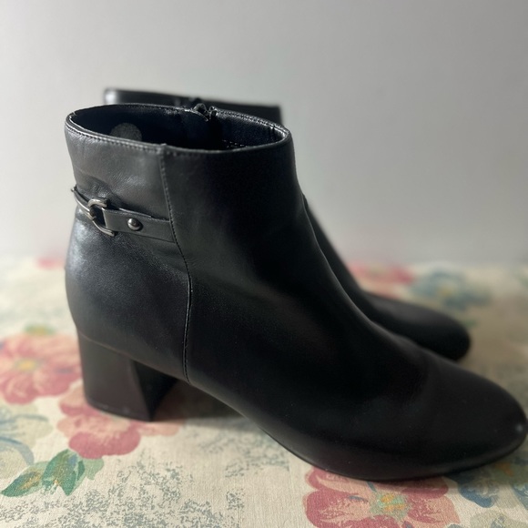 Bandolino Black Boots - Picture 3 of 7